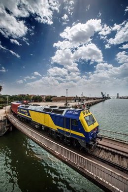 Tren por las vías del Puerto de Sevilla