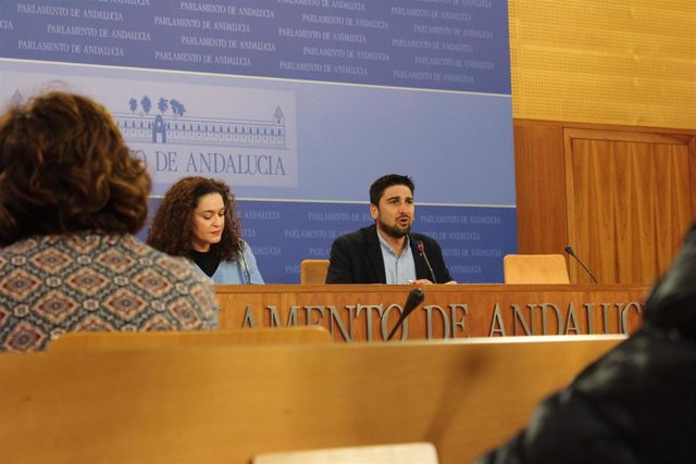 El diputado de Adelante Andalucía Ismael Sánchez, en rueda de prensa en el Parlamento andaluz junto a la portavoz parlamentaria de Adelante, Inmaculada Nieto.