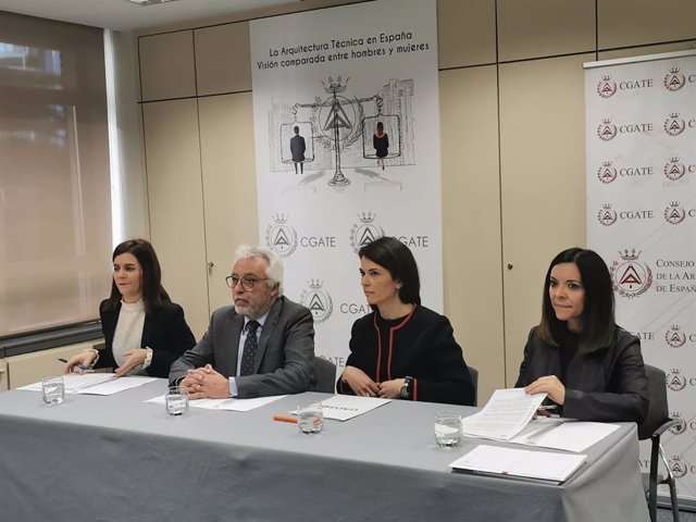 Nagore Azuabarrena, Melchor Izquierdo, Itziar Francín y Teresa Arnal durante la presentación del informe sobre igualdad de género en la profesión de Arquitectura Técnica.
