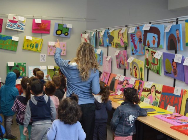 Alumnos del municipio de Cigales, en Valladolid, exponen sus dibujos realizados en clase.