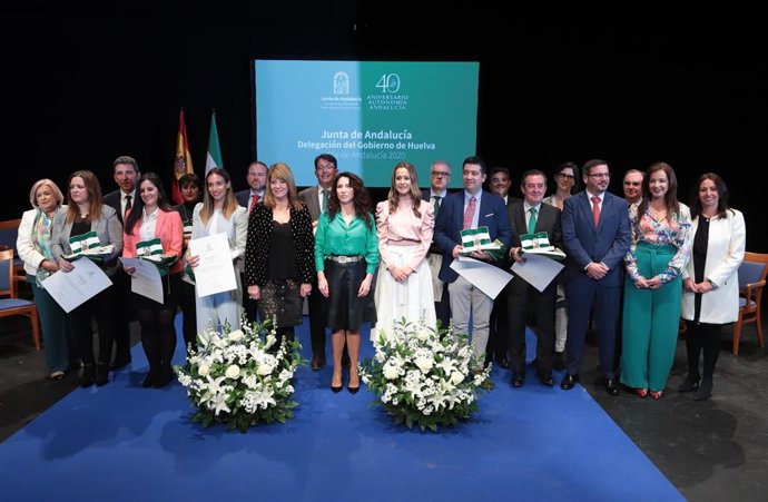 La consejera de Igualdad, Políticas Sociales y Conciliación, Rocío Ruiz, con los galardonados con las Banderas de Andalucía en Huelva