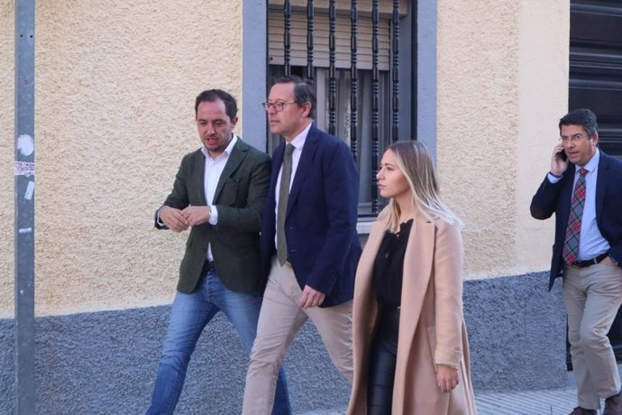 El portavoz del Grupo parlamentario en la Asamblea de Madrid, Alfonso Serrano, y la portavoz municipal en Fuenlabrada, Noelia Núñez, recorren las calles del municipio.