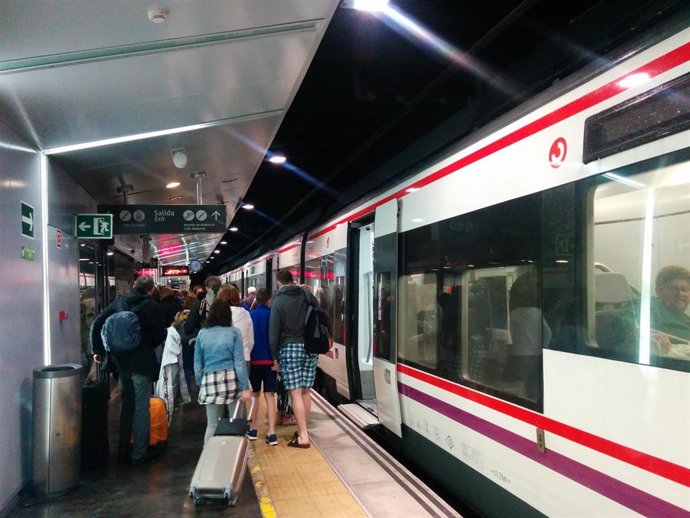 Un tren de Cercanías de Renfe en Málaga con pasajeros en el andén.