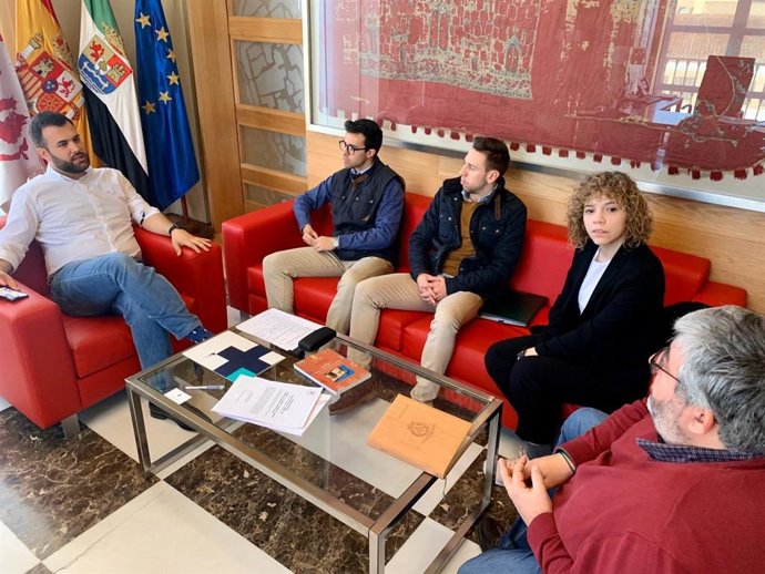 Reunión del alcalde con la Asociación Jóvenes Cofrades de Cáceres