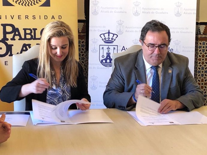 El rector de la Universidad Pablo de Olavide, Vicente Guzmán , y la alcaldesa del Ayuntamiento de Alcalá de Guadaíra, Ana Isabel Jiménez, este miércoles en la firma del acuerdo.