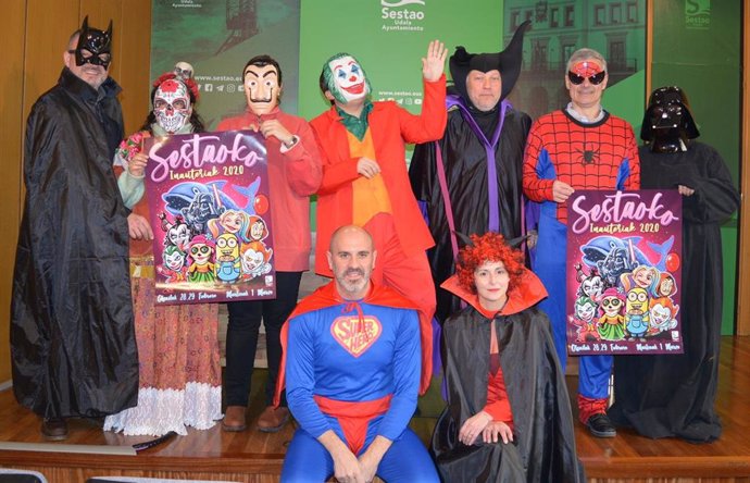 Presentación de los Carnavales de Sestao, con los representantes de los grupos políticos del Ayuntamiento disfrazados de superhéroes y villanos.