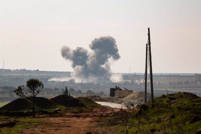 Una columna de humo tras un bombardeo en la provincia de Idlib, en el noroeste de Siria