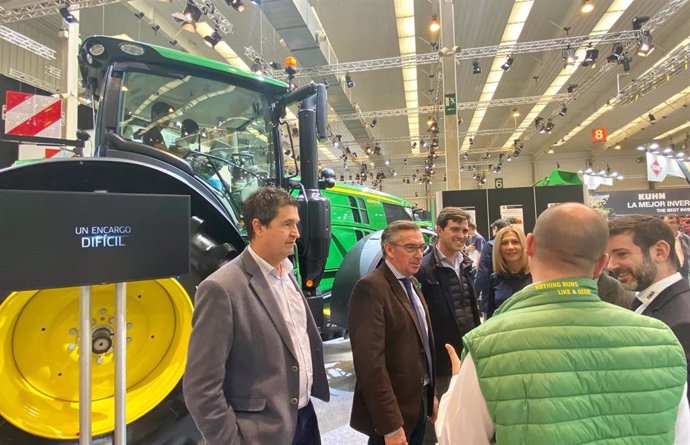 El presidente del PP de Aragón, Luis María Beamonte, visita la Feria Internacional de Maquinaria Agrícola.