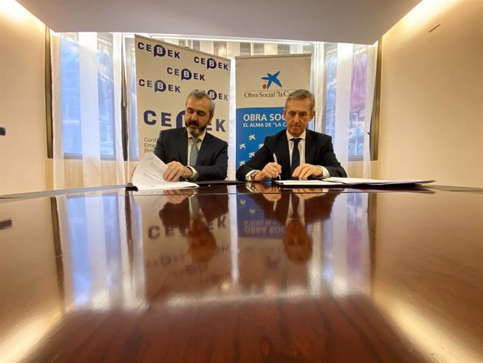 El presidente de Cebek, Iñaki  Garcinuño, y el director Territorial Norte de CaixaBank, Juan Pedro Badiola, firman el acuerdo de colaboración para favorecer el empendimiento