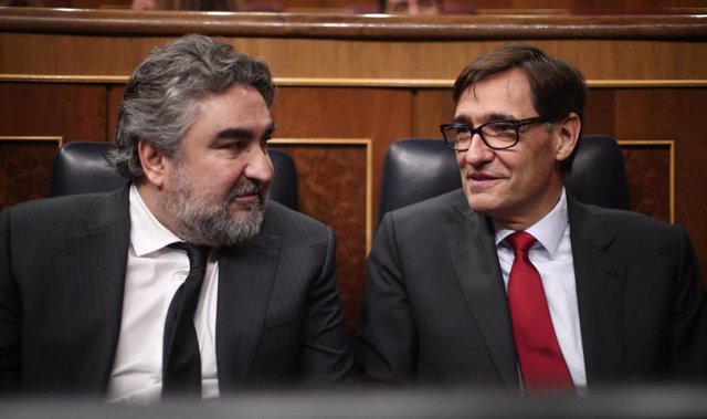 El ministro de Cultura y Deporte, José Manuel Rodríguez Uribes, y el Ministro de Sanidad, Salvador Illa, durante la sesión plenaria en el Congreso