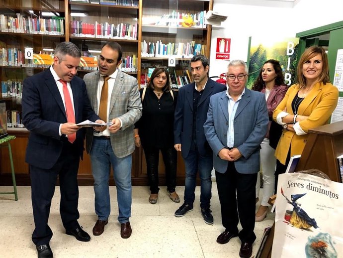 El delegado territorial de Educación y Deporte, Antonio Sutil, acompañado por el director del IES Los Cerros, Antonio Jesús Ortiz, y el resto del equipo directivo del centro, seleccionado para impartir del Bachillerato Bilingüe en la provincia de Jaén.