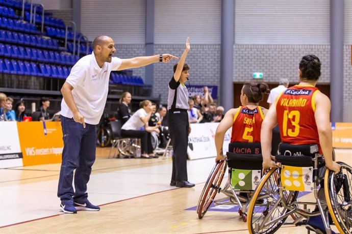 Abraham Carrión da instruciones en un partido de la selección española de baloncesto en silla