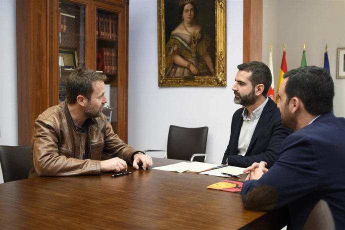 El alcalde conversa con el productor de la serie que se rodará en Pescadería