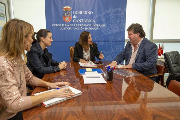 Consejera se reúne con alcalde de Cayón