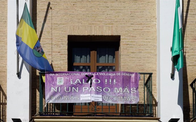 Ayuntamiento de Aznalcóllar con pancartas y carteles contra la violencia de género a 26 de febrero de 2020