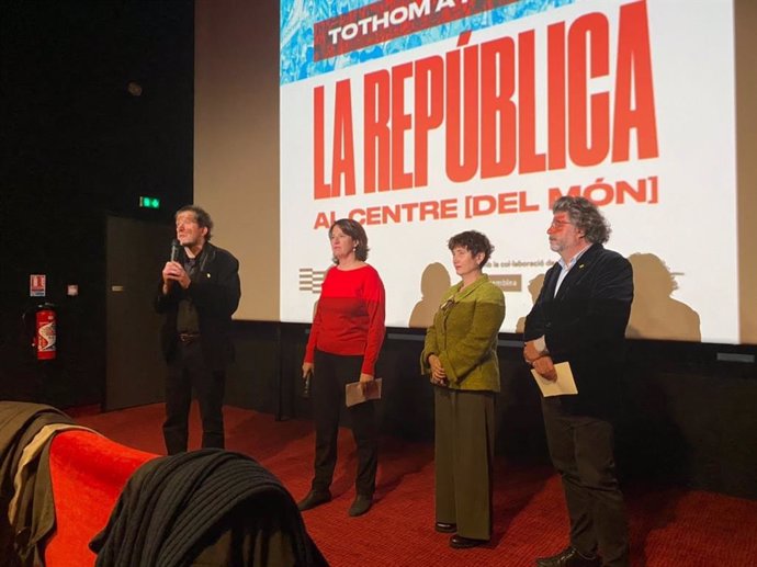 Joan Lluís Lluís, Elisenda Paluzie, Carme Garcia y Toni Castell en el acto de presentación del acto del Consell per la República en Perpiñán