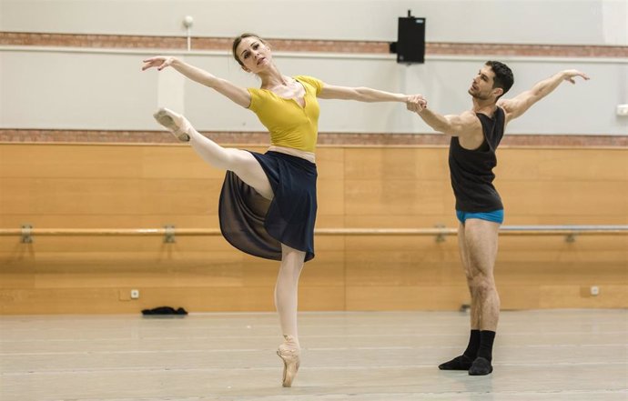 Dos bailarines de la Compañía Nacional de Danza durante el ensayo.