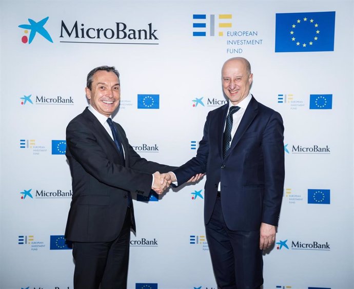 Alessandro Tappi, director de Inversiones y Garantías del FEI, y Juan Carlos Gallego, presidente de MicroBank, en la firma del acuerdo para impulsar la financiación de proyectos de emprendedores y empresas-