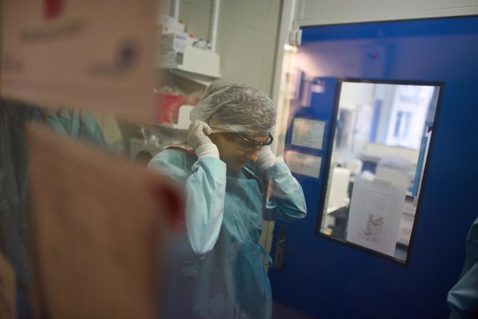Una científica trabaja para desarrollar una vancuna contra el coronavirus