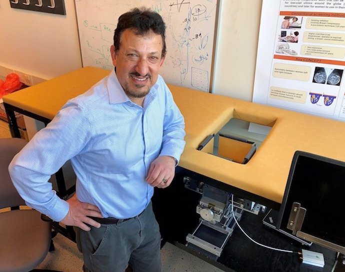 El investigador Omar Ramahi, de la Universidad de Waterloo (Canadá), junto con este dispositivo para detectar el cáncer de mama sin radiación