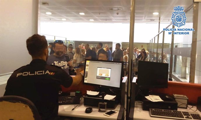 Foto de archivo de un control de pasajeros de la Policía en un aeropuerto