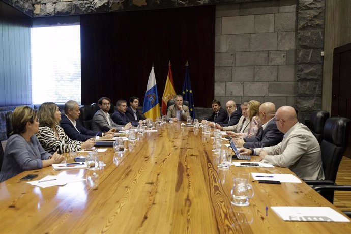 El presidente de Canarias, Ángel Víctor Torres, preside una reunión con patronales empresariales e instituciones para coordinar acciones que eviten dañar la imagen de Canarias