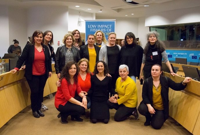 Ana Miranda (BNG) junto a las mujeres de la Red Europea de Mujeres de la Pesca