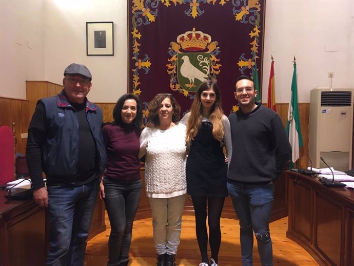 La diputada provincial de Adelante Andalucía Teresa de Pablo y miembros de Podemos de Palomares junto a Reyes Reche