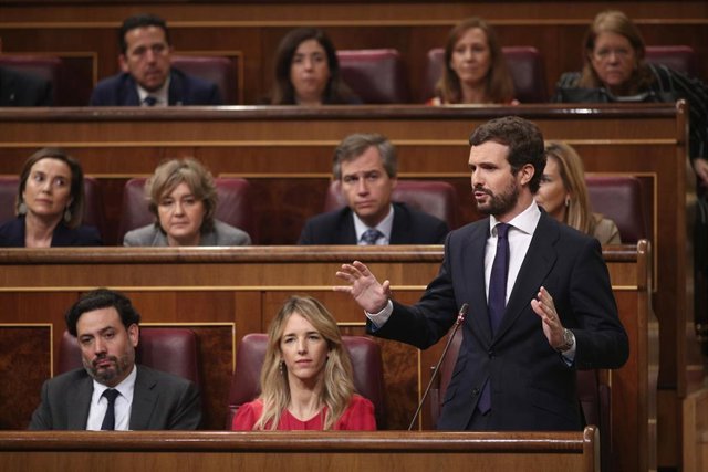 El líder del Partido Popular, Pablo Casado, pregunta al  jefe del Ejecutivo, Pedro Sánchez, en la sesión de control al Gobierno celebrada en el Congreso.