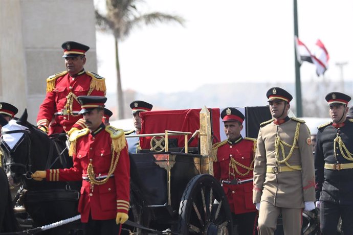 El ataúd con el cuerpo del expresidente de Egipto Hosni Mubarak durante su funeral militar