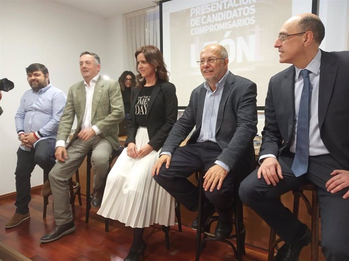 Igea participa en la presentación de los candidatos a compromisarios por León del grupo Ciudadanos Eres Tú en la Cámara Oficial de Comercio de la capital leonesa.
