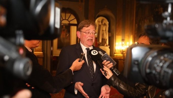 Ximo Puig atiende a los medios en el Senado