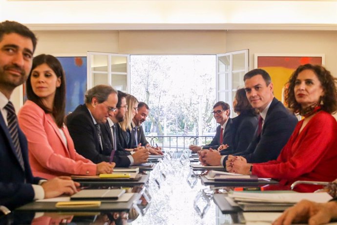 Primera reunió de la taula de dileg encapalada pel president del Govern, Pedro Sánchez (2d); i el president de la Generalitat, Quim Torra (3i), un acord al que van arribar PSOE i ERC perqu els segons facilitessin amb la seva abstenció la investidur