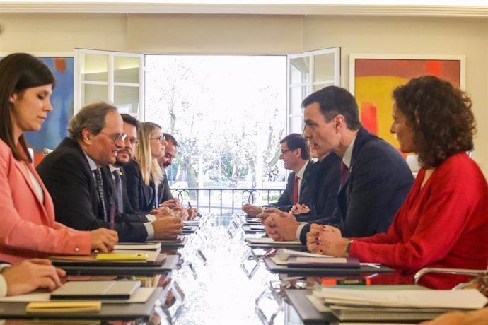 Primera reunión de la mesa de diálogo encabezada por el presidente del Gobierno, Pedro Sánchez (2d); y el president de la Generalitat, Quim Torra (2i), en el Palacio de la Moncloa, en Madrid (España) a 26 de febrero de 2020.