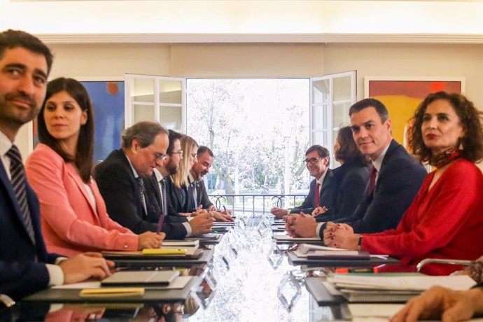 Primera reunión de la mesa de diálogo encabezada por el presidente del Gobierno, Pedro Sánchez (2d); y el president de la Generalitat, Quim Torra (3i), un acuerdo al que llegaron PSOE y ERC para que los segundos facilitaran con su abstención la investid