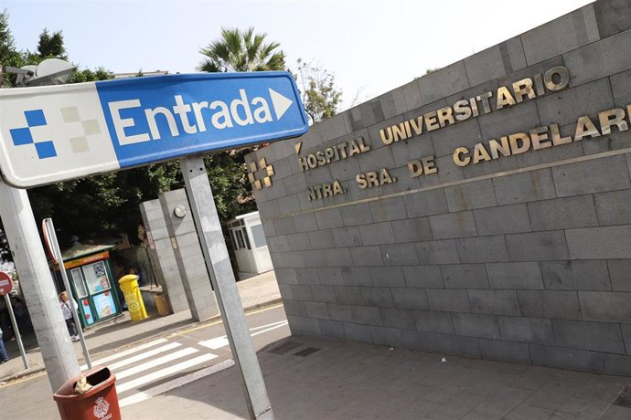 Entrada al Hospital de Nuestra Señora de la Candelaria (Santa Cruz de Tenerife) donde permanece aislado el médico italiano con coronavirus a la espera de la confirmación de una segunda prueba del Centro Nacional de Microbiología de Madrid, en Adeje/Tene