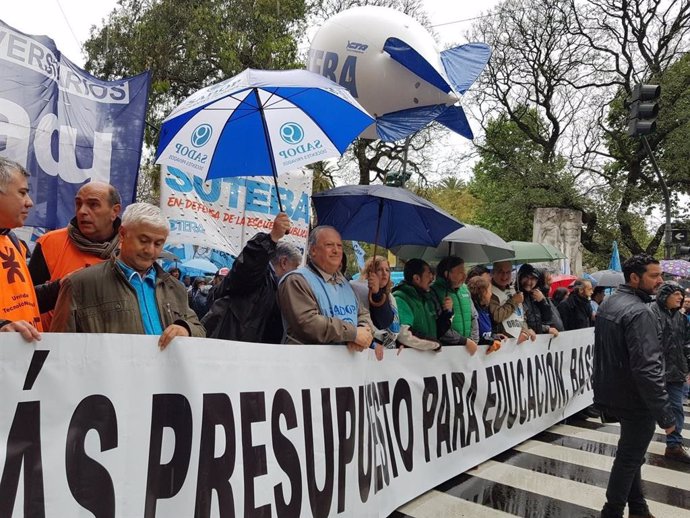 Sndicatos socentes en Argentina durante una manifestación en 2019 contra las políticas de recorte del Gobierno conservador de Mauricio Macri.
