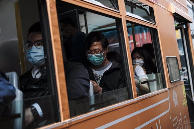 Ciudadanos de Hong Kong extreman las precauciones ante un posible contagio de coronavirus al tomar los servicios públicos de transporte.