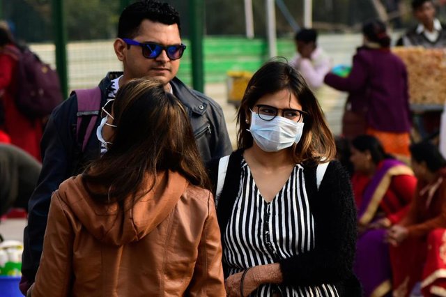 Algunos habitantes de Nueva Delhi han comenzado a utilizar mascarillas para evitar un hipotético contagio de coronavirus.