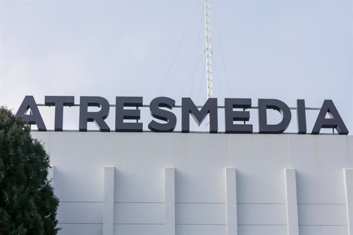 Letras de Atresmedia en lo alto de la sede del grupo de comunicación Atresmedia en San Sebastián de los Reyes, en Madrid (España) a 10 de febrero de 2020.