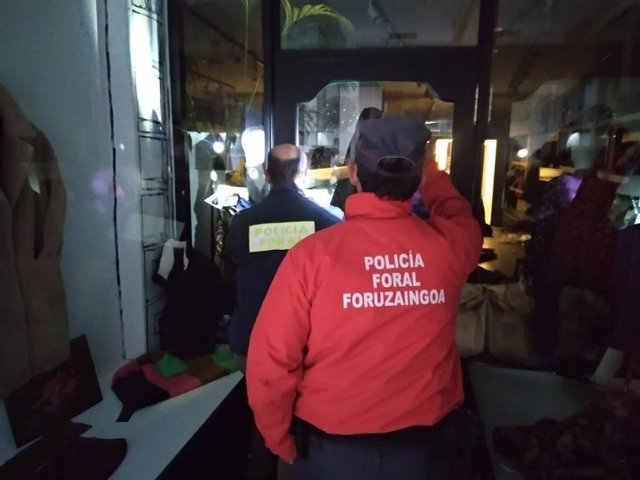 Un agente de Policía Foral en uno de los lugares en los que se cometió un robo.