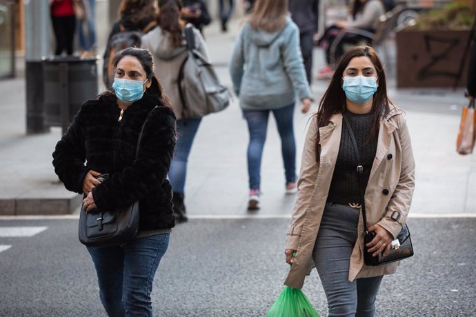 Dues dones amb mascaretes caminen per Barcelona el mateix dia en qu es confirmen nous casos de pacients contagiats de coronavirus a Espanya, Barcelona (Espanya), 25 de febrer del 2020.