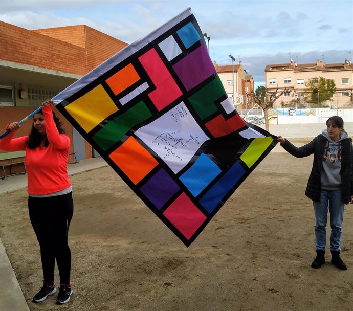 Estudiantes presentan una bandera creada para el 36 concurso escolar del Grupo Social ONCE