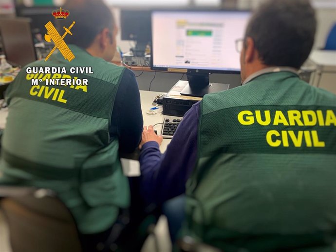 Agentes de la Guardia Civil durante la investigación en la "Operación Encaleta"
