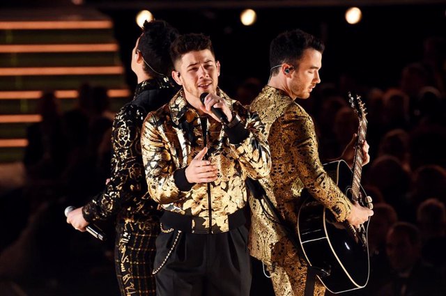Los Jonas Brothers actuando en los Grammy 2020