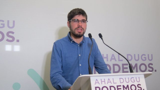 El hasta ahora secretario general de Podemos Euskadi, Lander Martínez, en la rueda de prensa en Bilbao en la que ha anunciado que abandona la dirección.