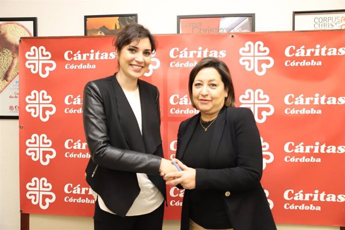 La responsable de Relaciones Externas de Mercadona en Córdoba y Jaén, Laura Cruz (izda.) y la secretaria general de Cáritas Diocesana en Córdoba, Laly Ramírez, durante su encuentro