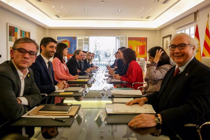 Primera reunión de la mesa de diálogo encabezada por el presidente del Gobierno, Pedro Sánchez (4d); y el president de la Generalitat, Quim Torra (4i).
