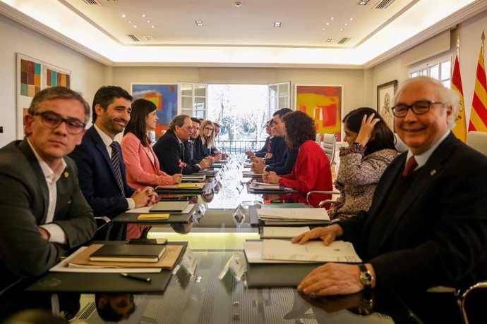 Primera reunión de la mesa de diálogo encabezada por el presidente del Gobierno, Pedro Sánchez (4d); y el president de la Generalitat, Quim Torra (4i).