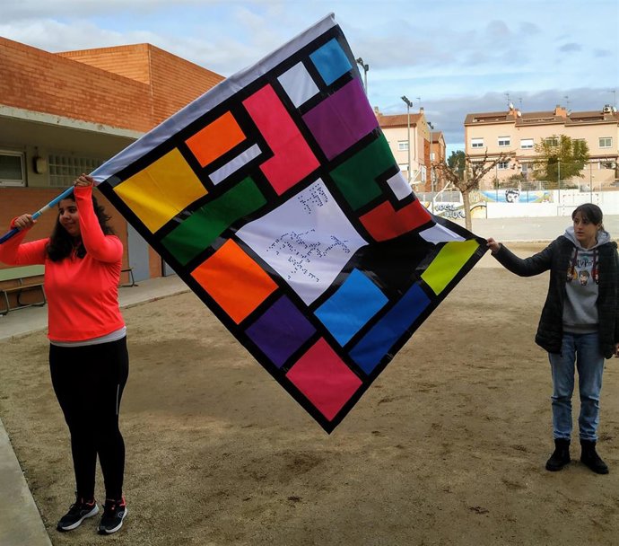 Estudiantes jiennenses muestran el diseño de una bandera por la inclusión